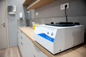 Φυγόκεντρος παρασκευής PRP στο ορθοπαιδικό ιατρείο του Γεώργιου Ροντογιάννη στη Χαλκίδα
